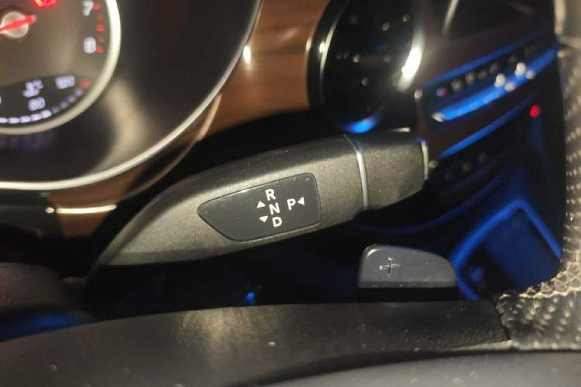 Used Mercedes-Benz V-Class 2020 V 260 Avantgarde Edition Gear Lever