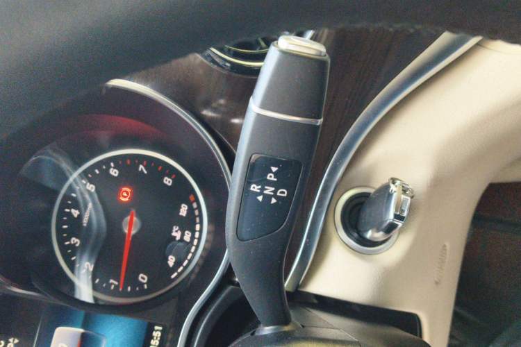 Used Mercedes-Benz V-Class 2020 V 260 Avantgarde Edition Gear Lever