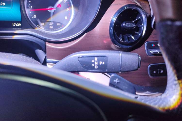 Used Mercedes-Benz V-Class 2020 V 260 Avantgarde Edition Gear Lever