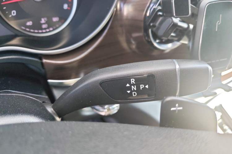 Used Mercedes-Benz V-Class 2020 V 260 Avantgarde Edition Gear Lever