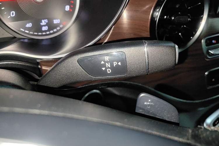 Used Mercedes-Benz V-Class 2020 V 260 Avantgarde Edition Gear Lever
