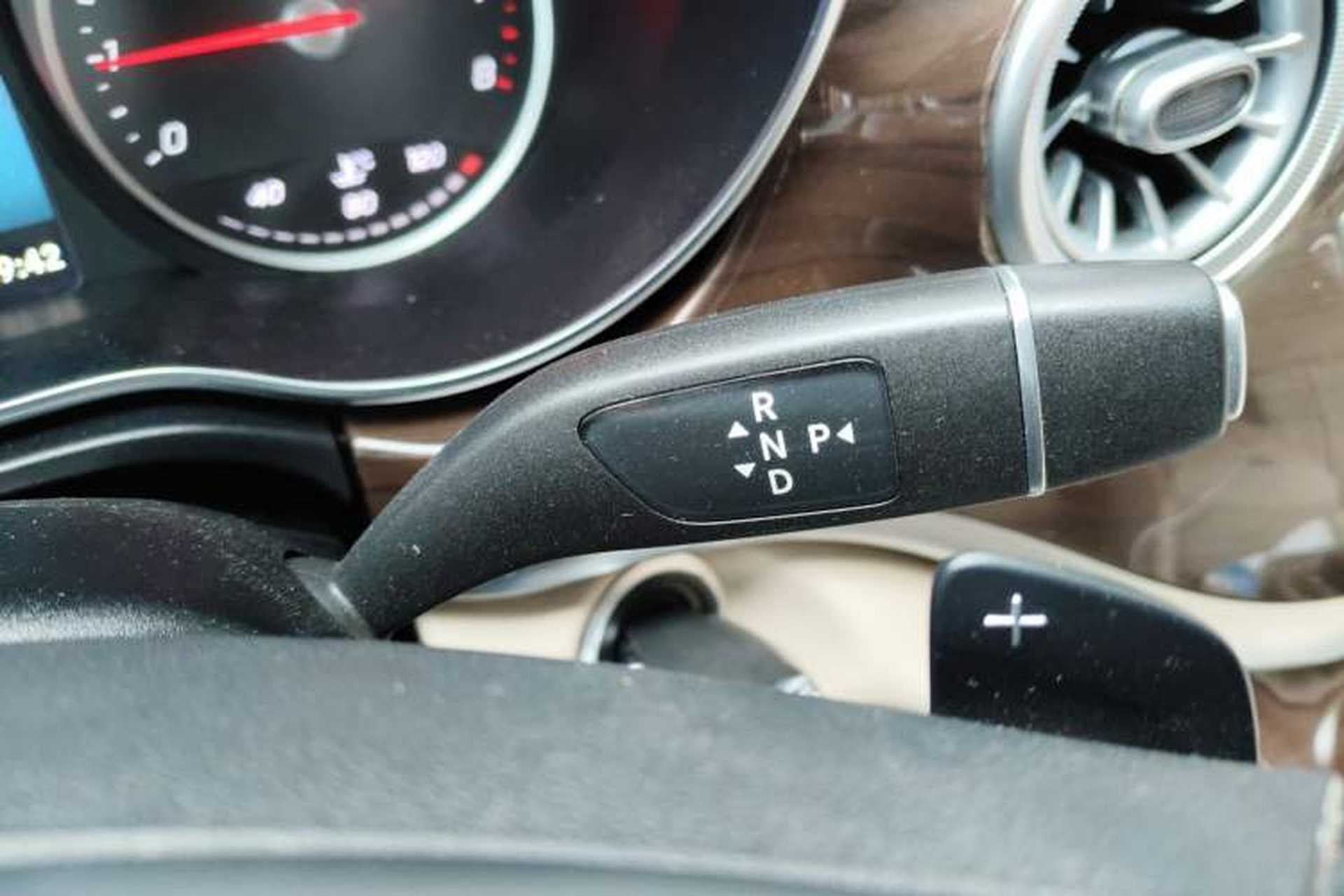 Used Mercedes-Benz V-Class 2020 V 260 Avantgarde Edition Gear Lever