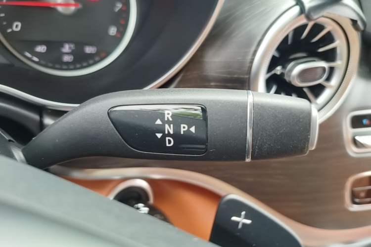 Used Mercedes-Benz V-Class 2020 V 260 Avantgarde Edition Gear Lever