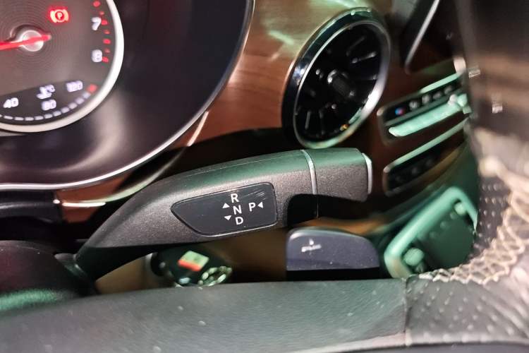 Used Mercedes-Benz V-Class 2020 V 260 Avantgarde Edition Gear Lever