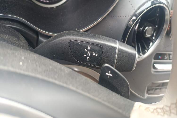 Used Mercedes-Benz V-Class 2020 V 260 Avantgarde Edition Gear Lever