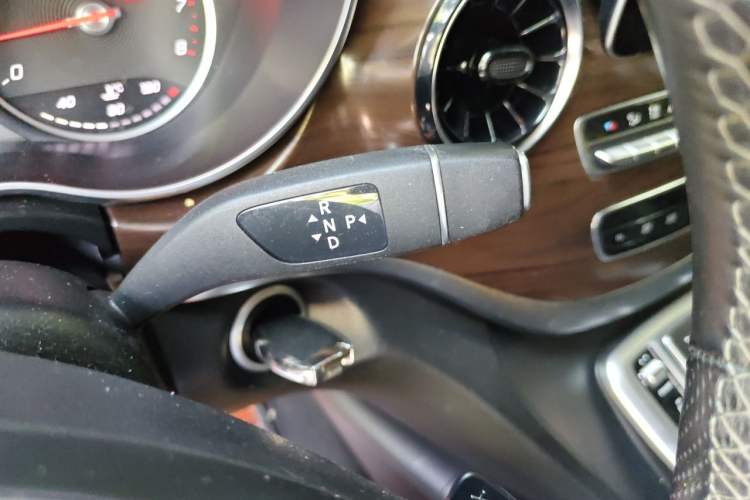 Used Mercedes-Benz V-Class 2020 V 260 Avantgarde Edition Gear Lever
