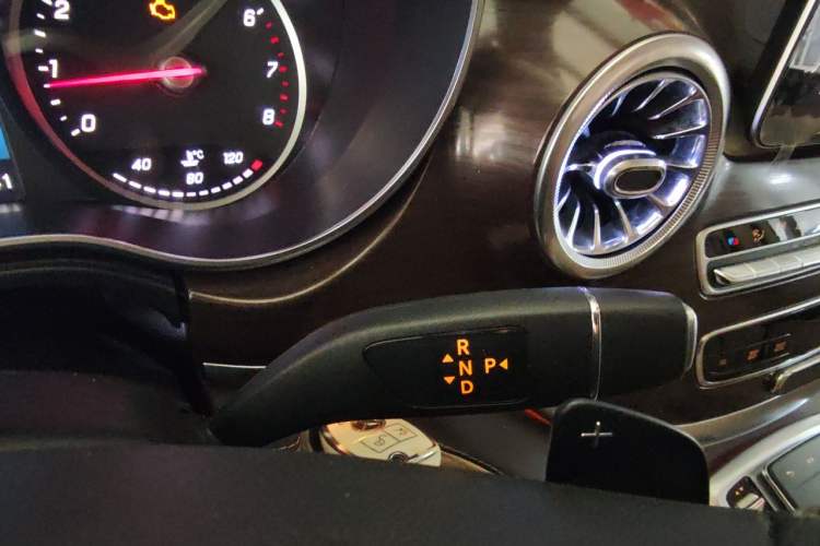 Used Mercedes-Benz V-Class 2020 V 260 Avantgarde Edition Gear Lever