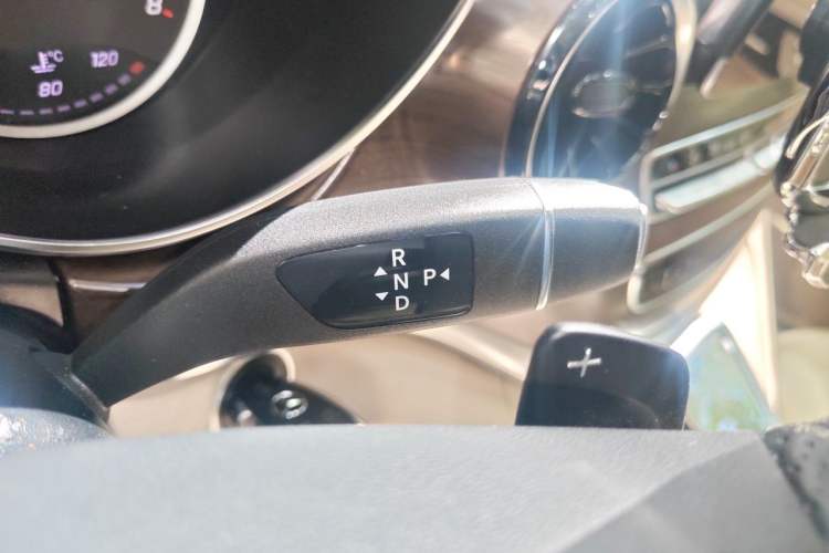 Used Mercedes-Benz V-Class 2020 V 260 Avantgarde Edition Gear Lever