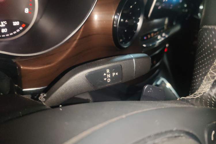 Used Mercedes-Benz V-Class 2020 V 260 Avantgarde Edition Gear Lever