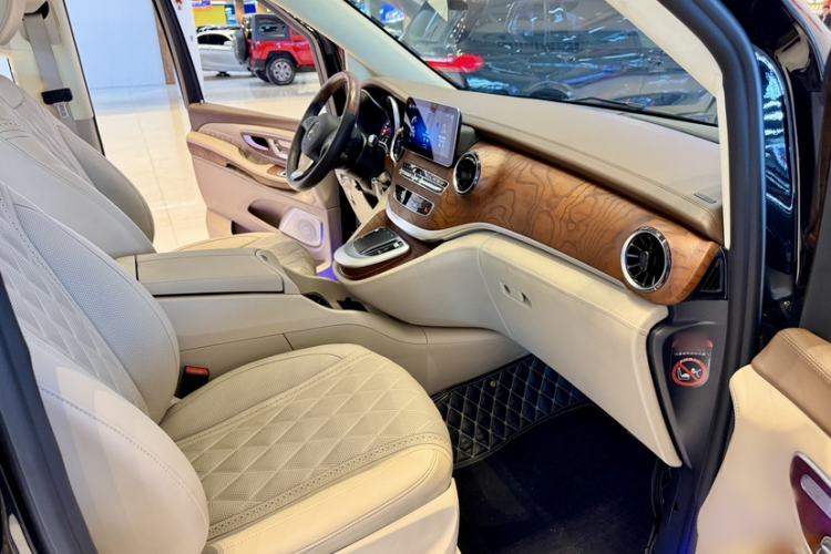 Used Mercedes-Benz V-Class 2020 V 260 Avantgarde Edition Interior 1