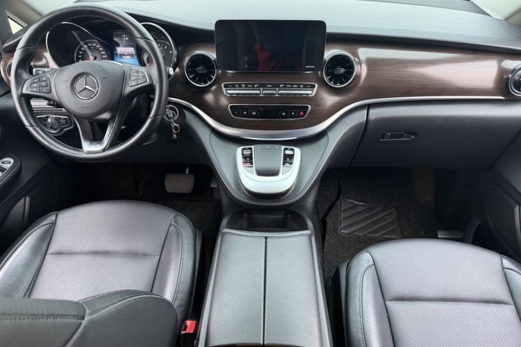Used Mercedes-Benz V-Class 2020 V 260 Avantgarde Edition Interior 1