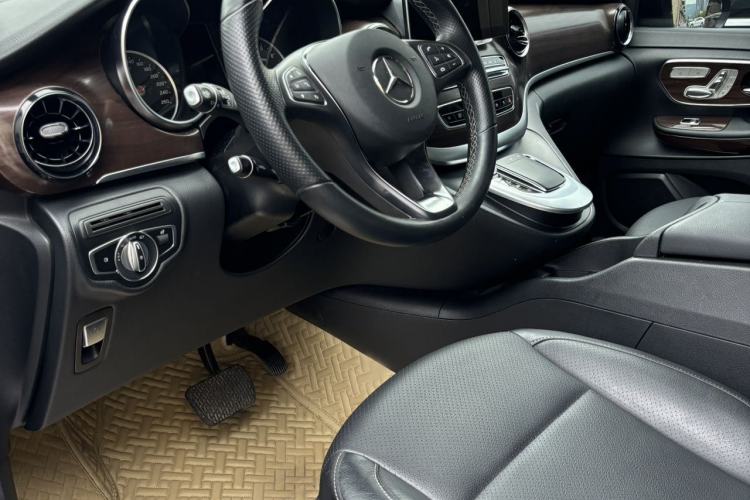 Used Mercedes-Benz V-Class 2020 V 260 Avantgarde Edition Interior 2