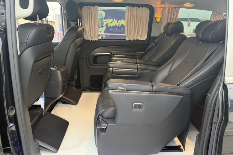 Used Mercedes-Benz V-Class 2020 V 260 Avantgarde Edition Interior 2