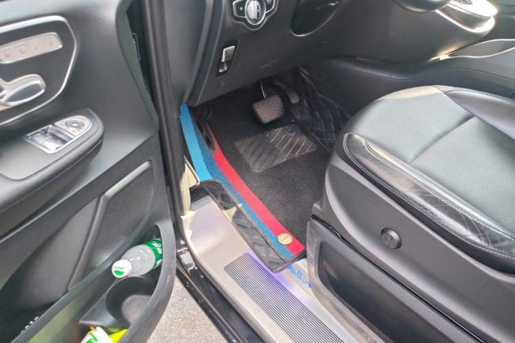 Used Mercedes-Benz V-Class 2020 V 260 Avantgarde Edition Interior 3