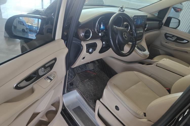 Used Mercedes-Benz V-Class 2020 V 260 Avantgarde Edition Interior 3