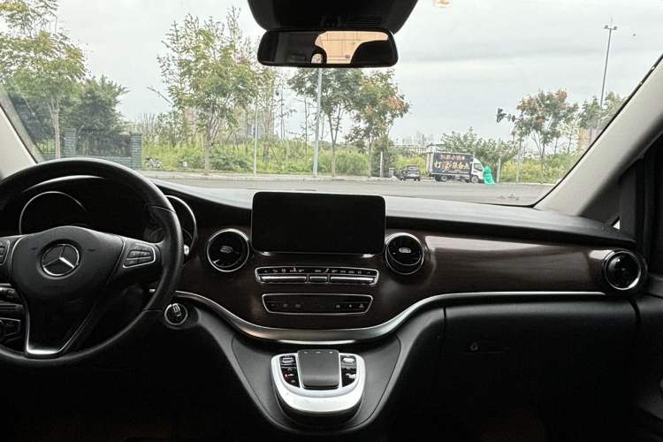 Used Mercedes-Benz V-Class 2020 V 260 Avantgarde Edition Interior 3