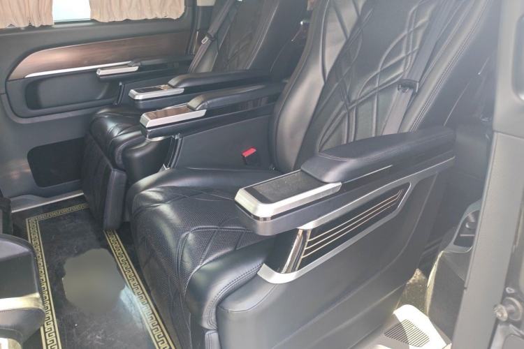Used Mercedes-Benz V-Class 2020 V 260 Avantgarde Edition Interior 4