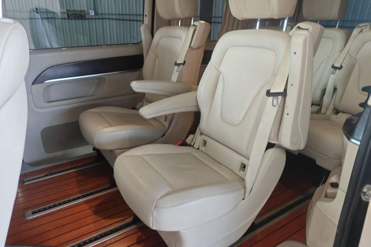 Used Mercedes-Benz V-Class 2020 V 260 Avantgarde Edition Interior 4