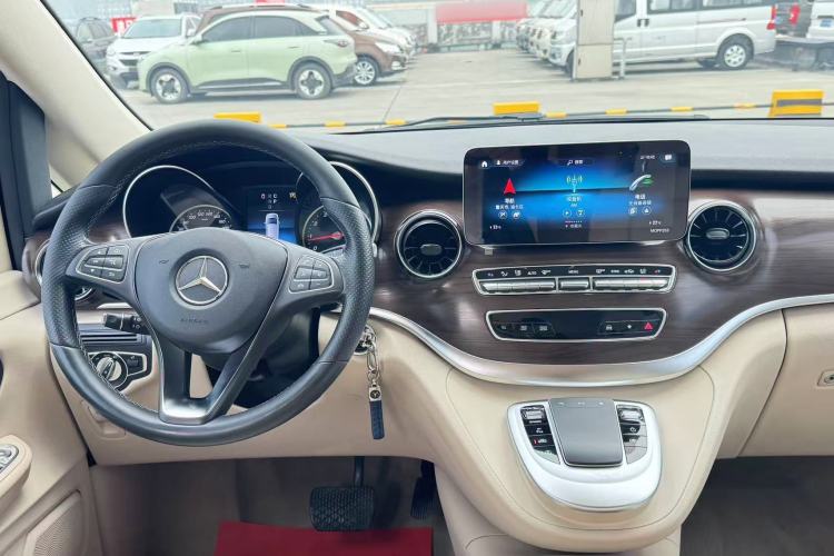 Used Mercedes-Benz V-Class 2020 V 260 Avantgarde Edition Interior 4