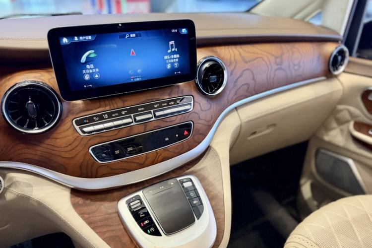 Used Mercedes-Benz V-Class 2020 V 260 Avantgarde Edition Interior 6