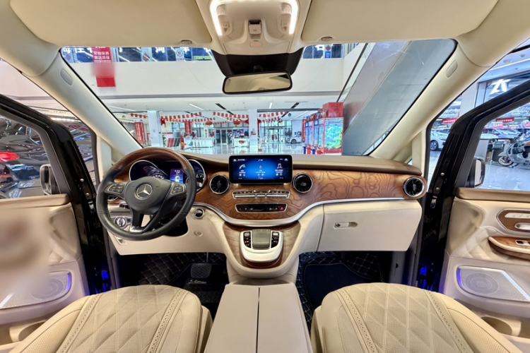 Used Mercedes-Benz V-Class 2020 V 260 Avantgarde Edition Interior 7