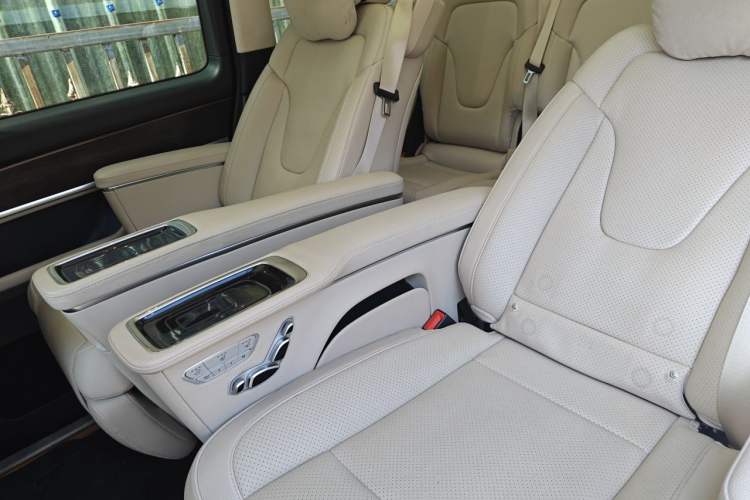 Used Mercedes-Benz V-Class 2020 V 260 Avantgarde Edition Left Rear Seat