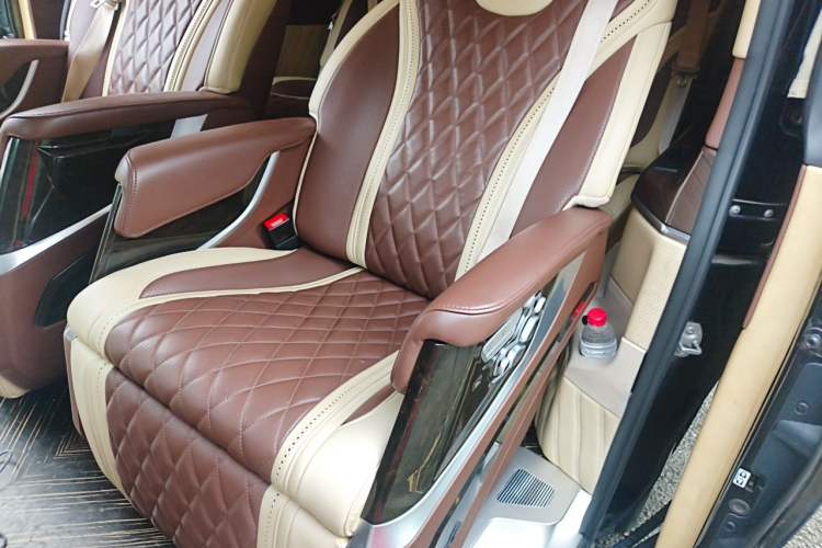 Used Mercedes-Benz V-Class 2020 V 260 Avantgarde Edition Left Rear Seat