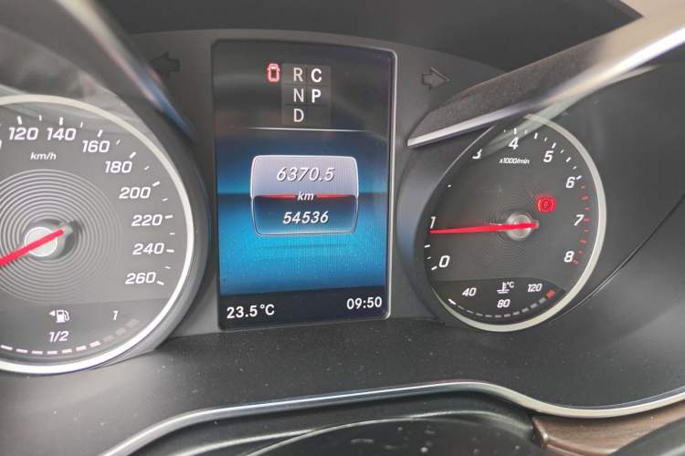 Used Mercedes-Benz V-Class 2020 V 260 Avantgarde Edition Odometer Close Up