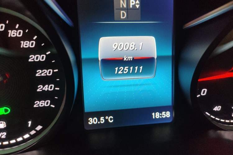 Used Mercedes-Benz V-Class 2020 V 260 L Long-wheelbase Luxury Edition Odometer Close Up