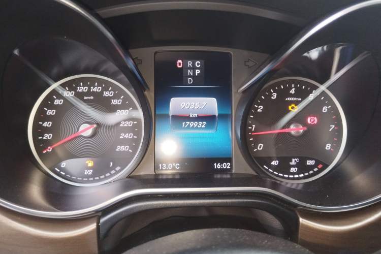 Used Mercedes-Benz V-Class 2020 V 260 L Long-wheelbase Luxury Edition Odometer Close Up