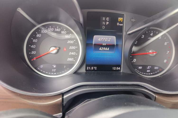 Used Mercedes-Benz V-Class 2020 V 260 Prestige Edition Odometer Close Up