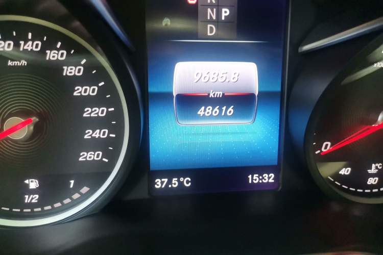 Used Mercedes-Benz V-Class  Odometer Close Up