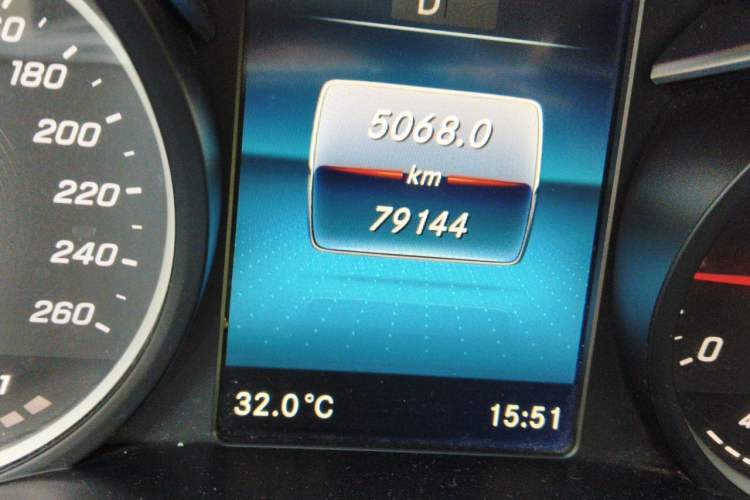 Used Mercedes-Benz V-Class 2020 V 260 Avantgarde Edition Odometer Close Up