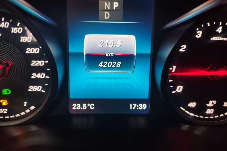 Used Mercedes-Benz V-Class 2020 V 260 Avantgarde Edition Odometer Close Up