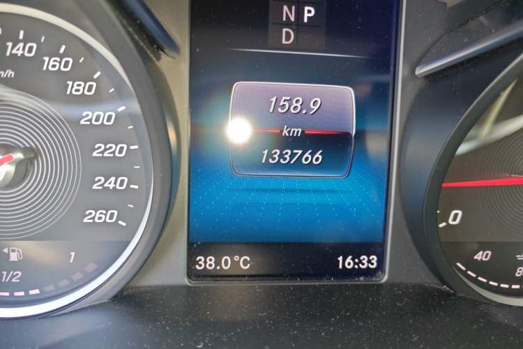 Used Mercedes-Benz V-Class 2020 V 260 Avantgarde Edition Odometer Close Up