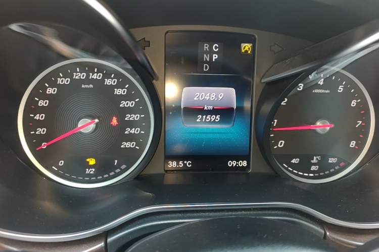 Used Mercedes-Benz V-Class 2020 V 260 Avantgarde Edition Odometer Close Up