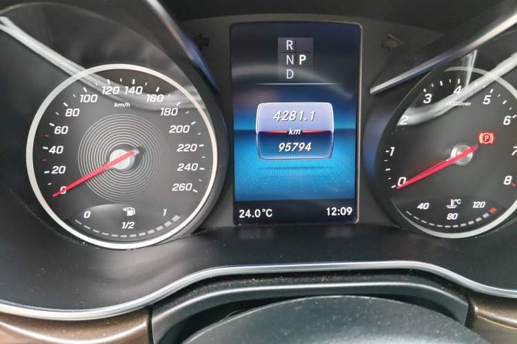 Used Mercedes-Benz V-Class 2020 V 260 Avantgarde Edition Odometer Close Up