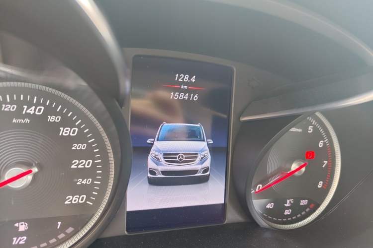 Used Mercedes-Benz V-Class 2020 V 260 Avantgarde Edition Odometer Close Up