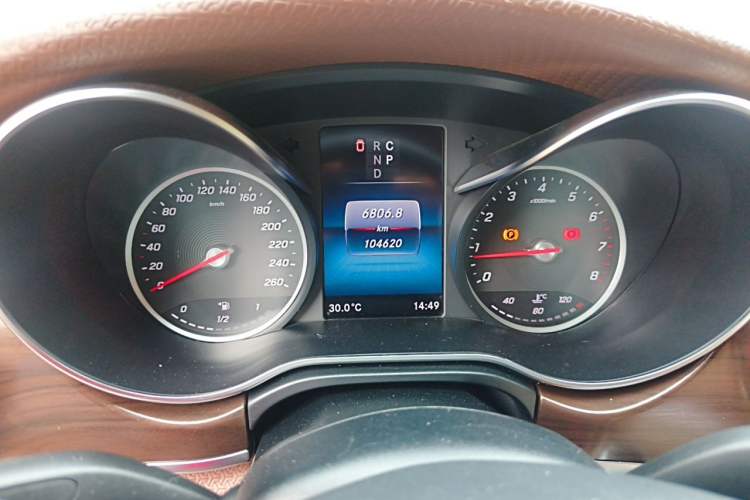 Used Mercedes-Benz V-Class 2020 V 260 Avantgarde Edition Odometer Close Up