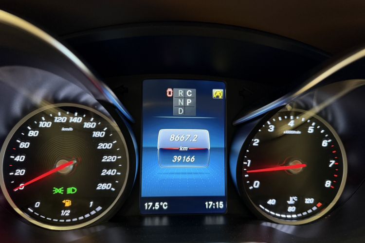 Used Mercedes-Benz V-Class 2020 V 260 Avantgarde Edition Odometer Close Up