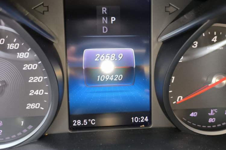Used Mercedes-Benz V-Class 2020 V 260 L Long-wheelbase Luxury Edition Odometer Close Up
