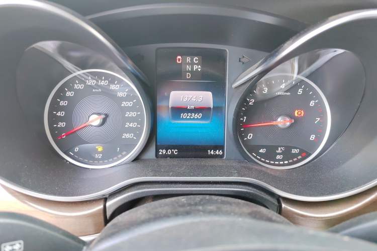 Used Mercedes-Benz V-Class 2020 V 260 L Long-wheelbase Luxury Edition Odometer Close Up
