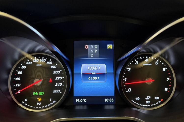 Used Mercedes-Benz V-Class 2020 V 260 L Long-wheelbase Luxury Edition Odometer Close Up