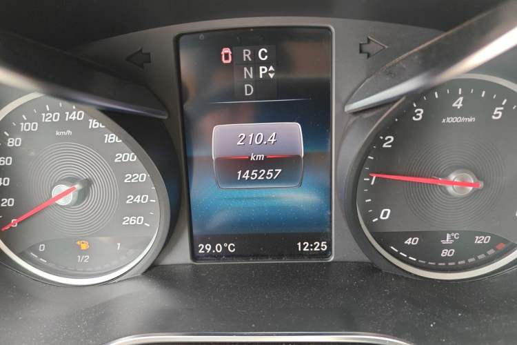 Used Mercedes-Benz V-Class 2020 V 260 L Long-wheelbase Luxury Edition Odometer Close Up