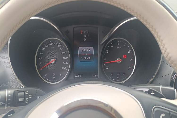 Used Mercedes-Benz V-Class 2020 V 260 Avantgarde Edition Odometer Close Up