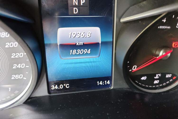 Used Mercedes-Benz V-Class 2020 V 260 Avantgarde Edition Odometer Close Up