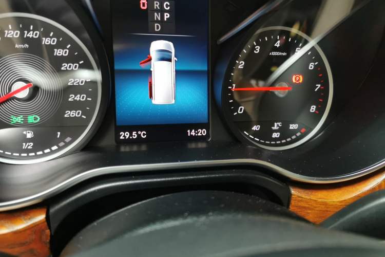 Used Mercedes-Benz V-Class 2020 V 260 L Long-wheelbase Luxury Edition Odometer Close Up