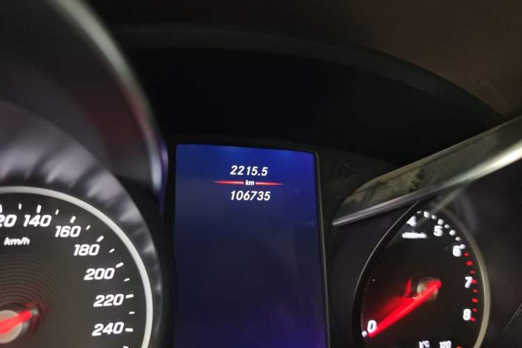 Used Mercedes-Benz V-Class 2020 V 260 Avantgarde Edition Odometer Close Up