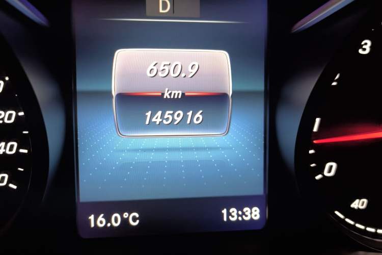 Used Mercedes-Benz V-Class 2020 V 260 L Long-wheelbase Luxury Edition Odometer Close Up