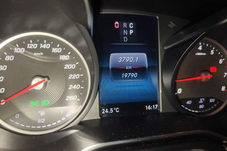 Used Mercedes-Benz V-Class 2020 V 260 L Long-wheelbase Luxury Edition Odometer Close Up